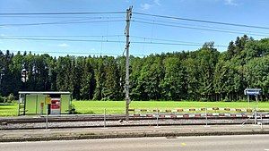 Shelter on platform behind carriageway