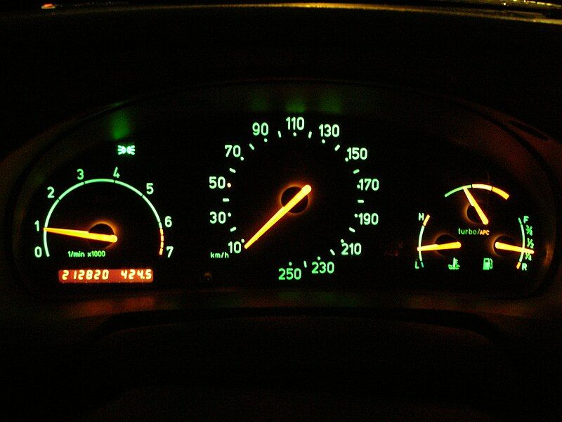 File:Saab900dash.JPG