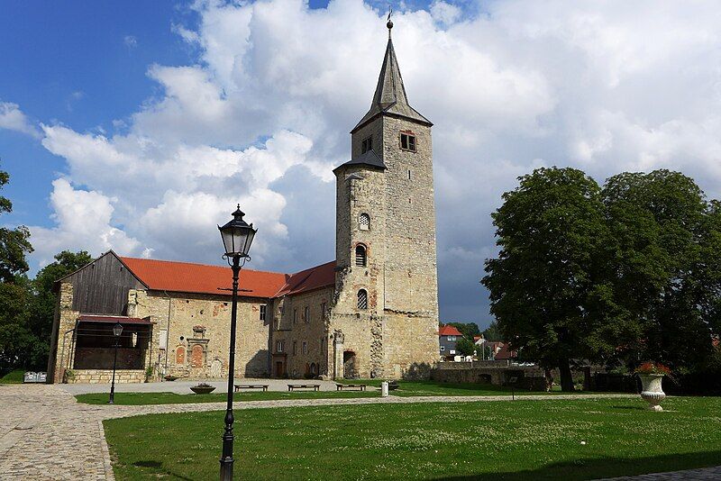 File:Schloss Hessen, Hofseite.JPG