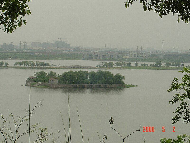 File:Shihu Lake.JPG