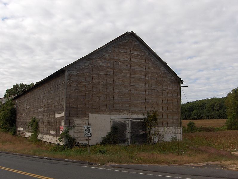 File:Tobacco barn.JPG