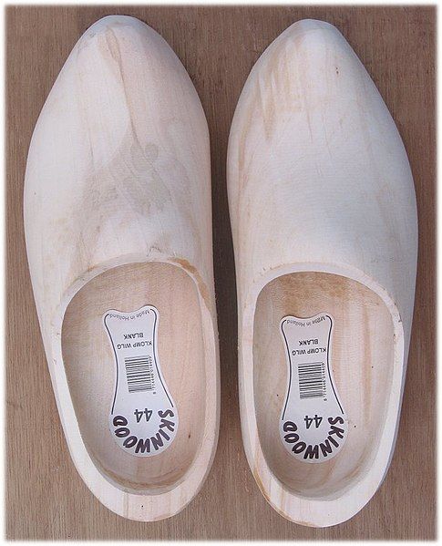 File:Wooden Shoes-willow-plain wood.jpg