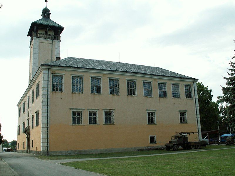 File:Zamek Drevohostice.JPG