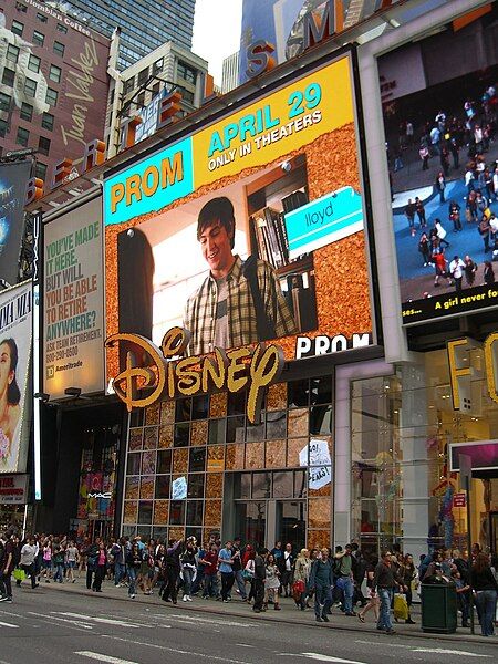 File:4.29.11DisneyStoreByLuigiNovi.jpg