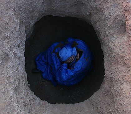 Isidro López-Aparicio performing the piece: isolation in the Western Sahara desert (Tifariti), denouncing the isolation suffered by the Sahrawi people in the refugee camps of Tindouf since 1975.