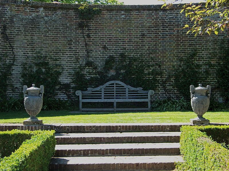 File:Bench, Sissinghurst.jpg