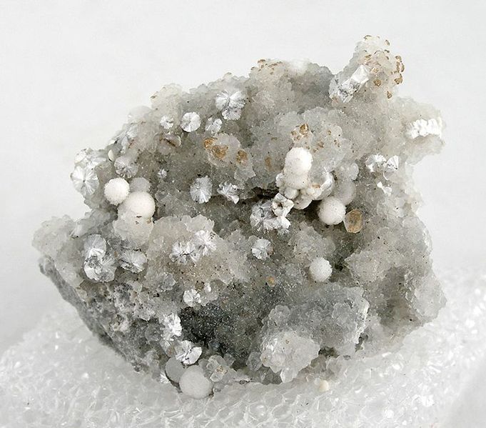 File:Dresserite-Strontianite-lor03a.jpg