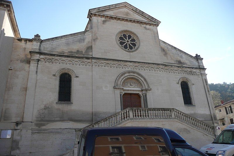 File:Eglise à Châteaurenard.JPG