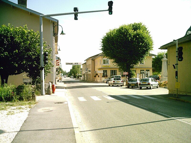 File:Grande-rue Izernore.jpg