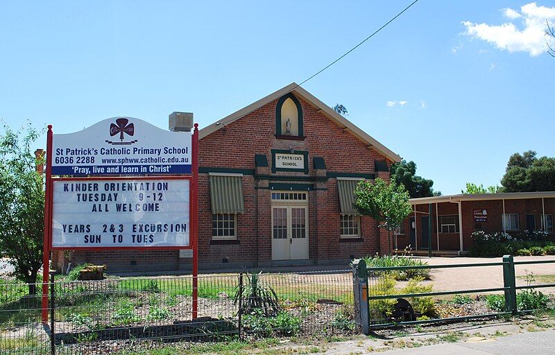 File:HolbrookRomanCatholicSchool.JPG