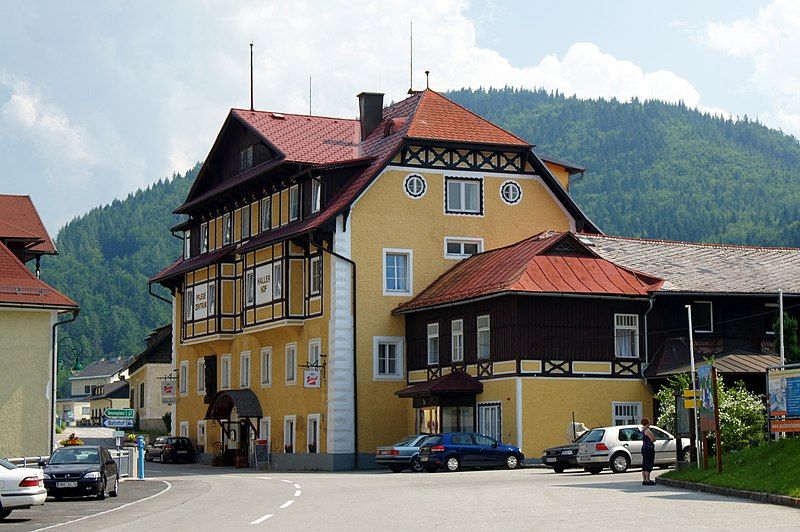 File:Pflegezentrum Hallerhof 01.JPG