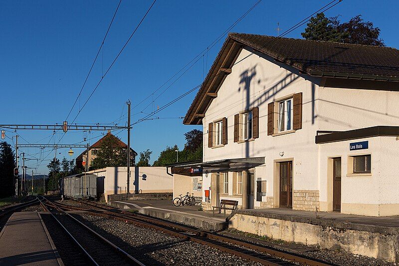 File:2016-Les-Bois-Gare.jpg