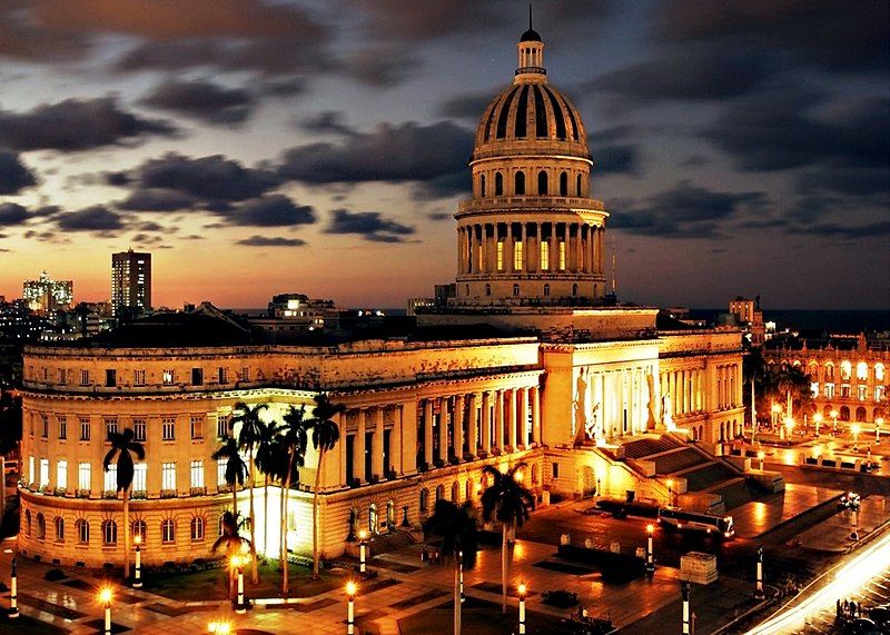 File:Capitolio de Noche.jpg