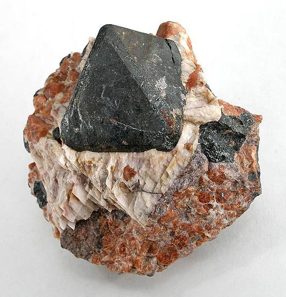 File:Franklinite-Willemite-Zincite-103826.jpg