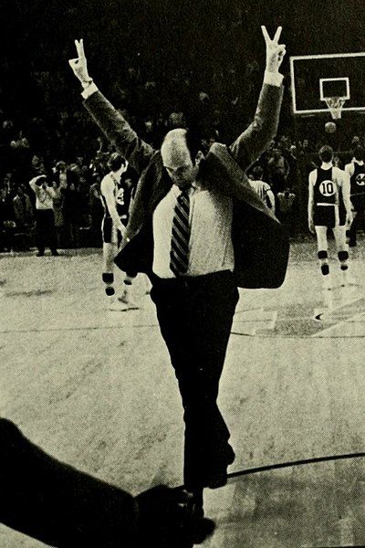 File:Lefty Driesell "V-sign".jpg