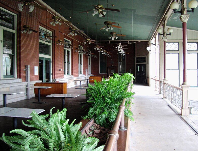 File:Louisville-and-nashville-veranda-knox-tn1.jpg