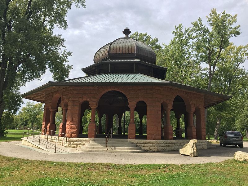 File:Pettibone Park shelter.jpeg