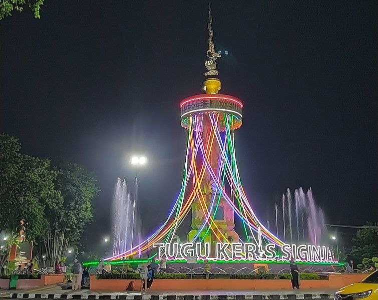 File:Tugu Keris Siginjai.jpg