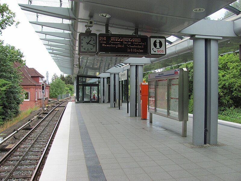 File:U-Bahnhof Trabrennbahn 4.jpg