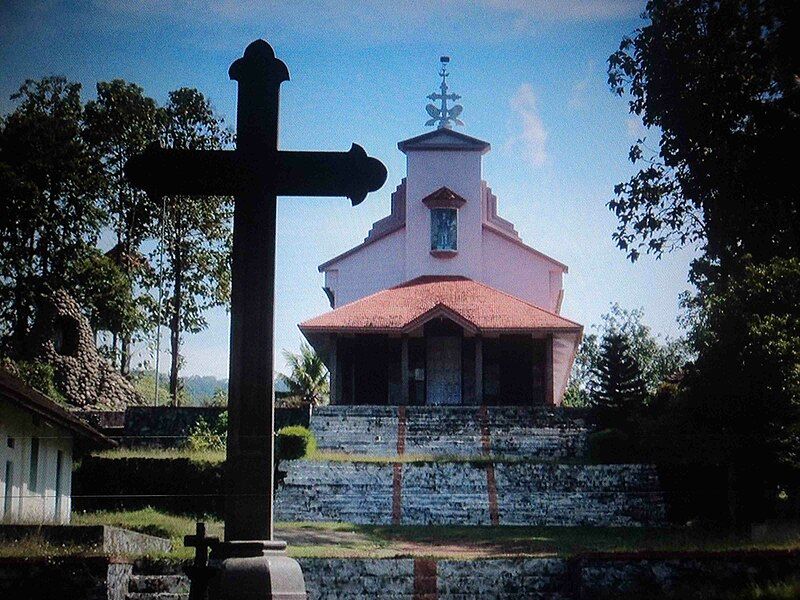 File:Urumbukavu Church Pizhaku.jpg