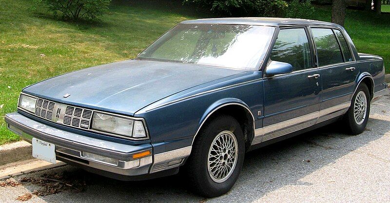 File:89-90 Oldsmobile 98.jpg