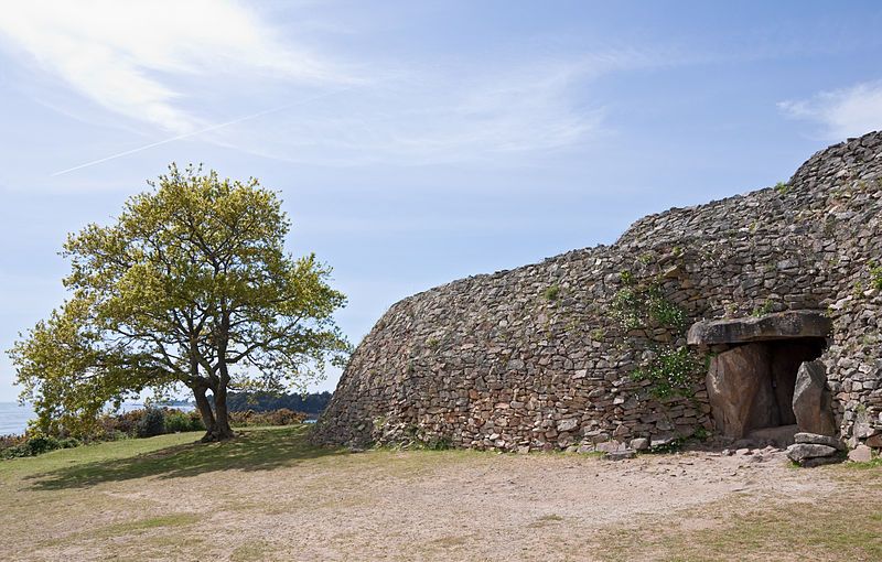 File:Cairn Gavrinis entrance.jpg