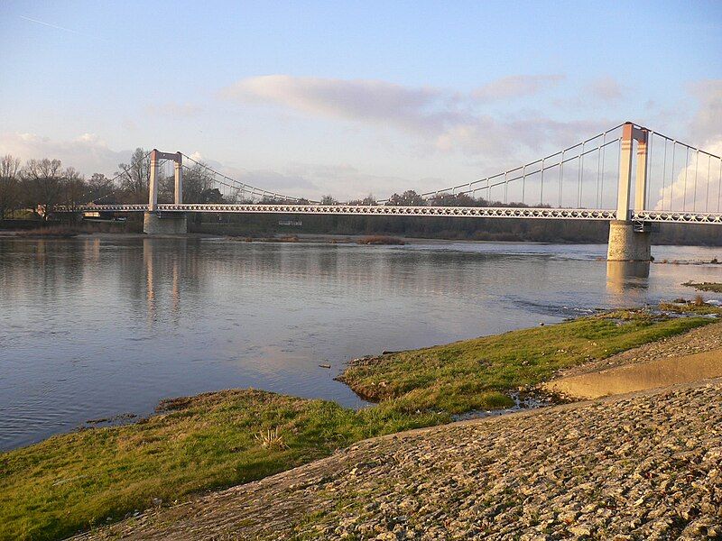 File:Cosne-Cours-sur-Loire le pont.jpg