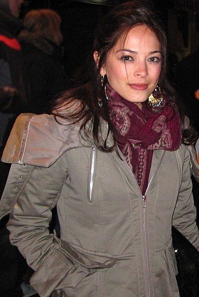 File:Kristen Kreuk Coat.jpg