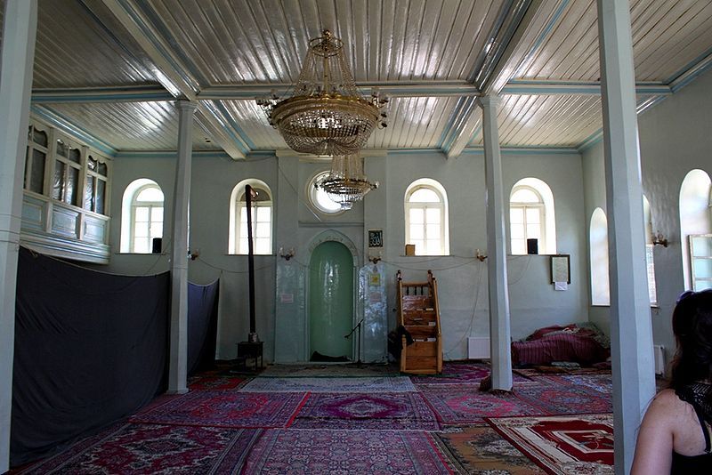 File:Lahic mosque.jpg