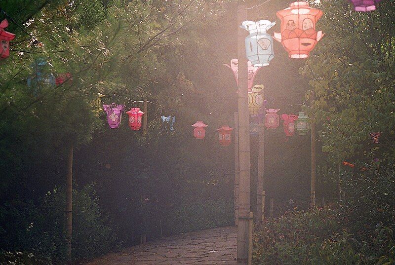 File:Lantern Path 2.jpg