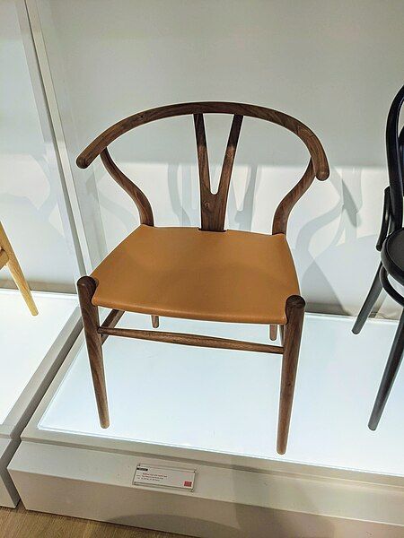 File:Leather Wishbone Chair.jpg