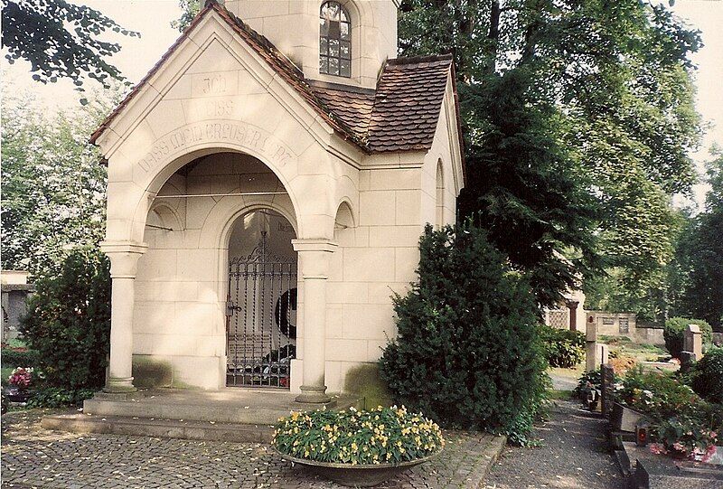 File:Liszt Grave.jpg