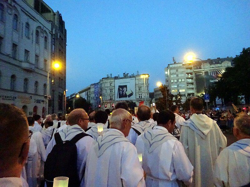 File:NEC-21 Bp619-procession.jpg