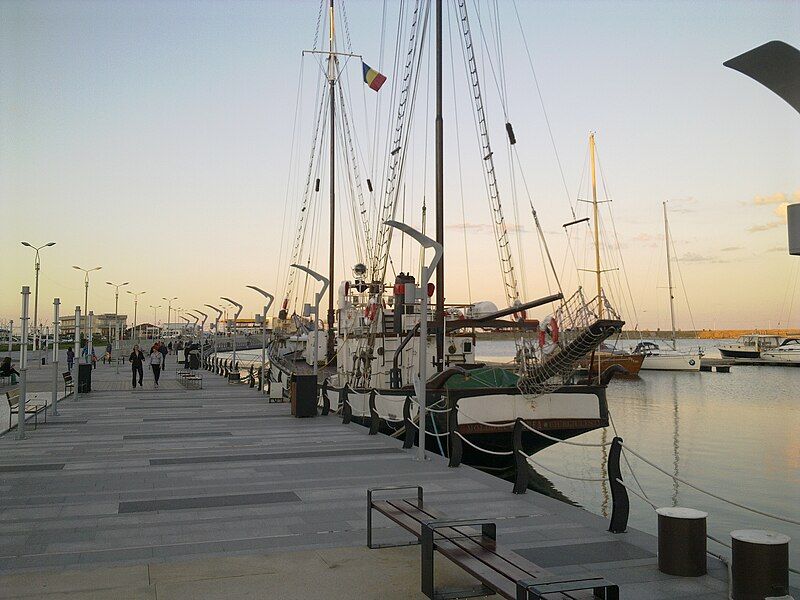 File:Portul-Turistic-Mangalia-2.jpg