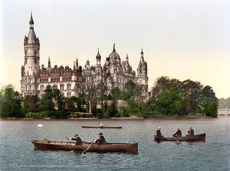 File:SchlossSchwerin1900.jpg