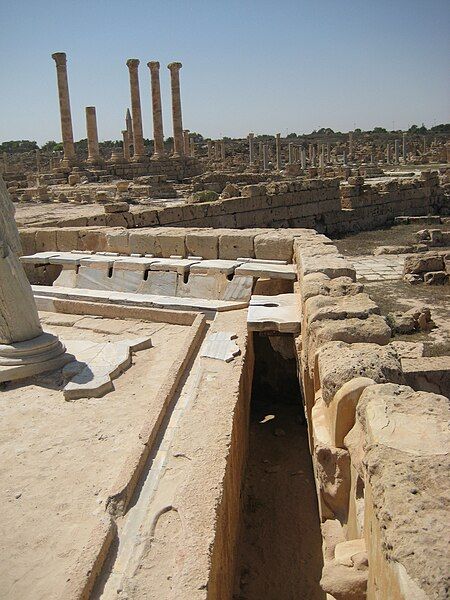 File:Toilet sabratha 01.JPG