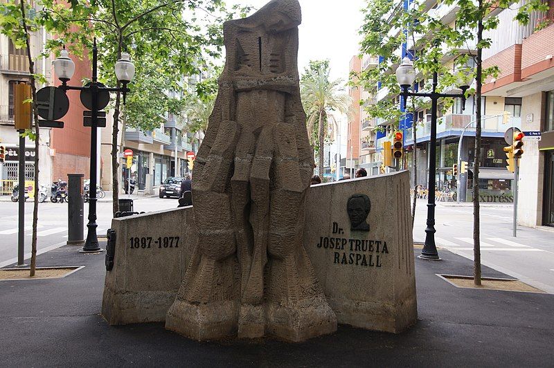 File:Trueta monument devant.JPG