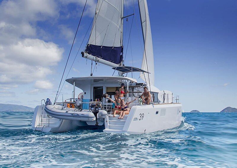 File:Yacht-Charter-Bay-420121.jpg