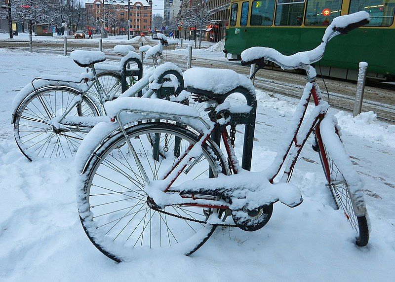 File:Bicycles and winter.jpg