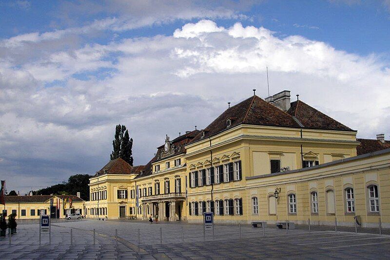 File:Blauer Hof Laxenburg.jpg