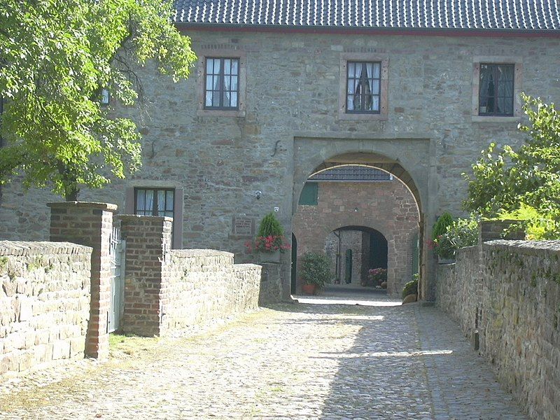 File:Burgkreuzau.JPG