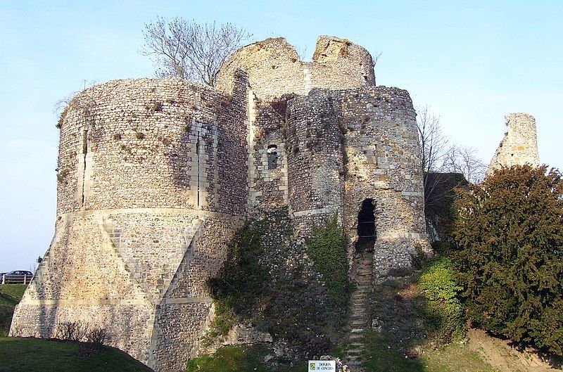 File:Conches-en-Ouche donjon.jpg