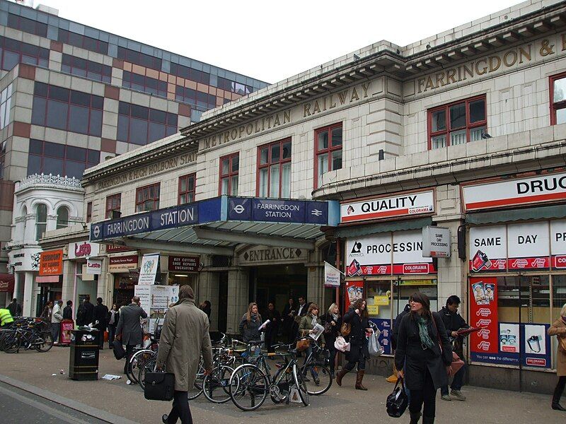 File:Farringdon station building.JPG