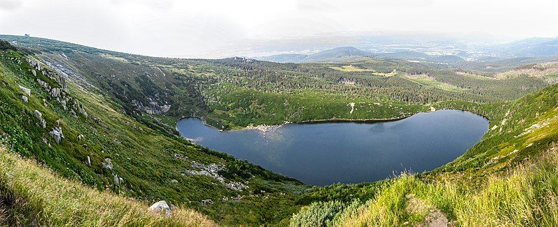 File:Krkonose-bergsee-panorama.jpg