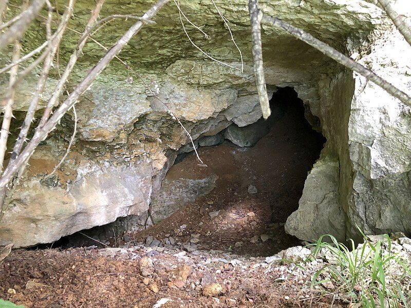 File:Naturdenkmal Steinbruchhöhle, Onstmettingen.jpg