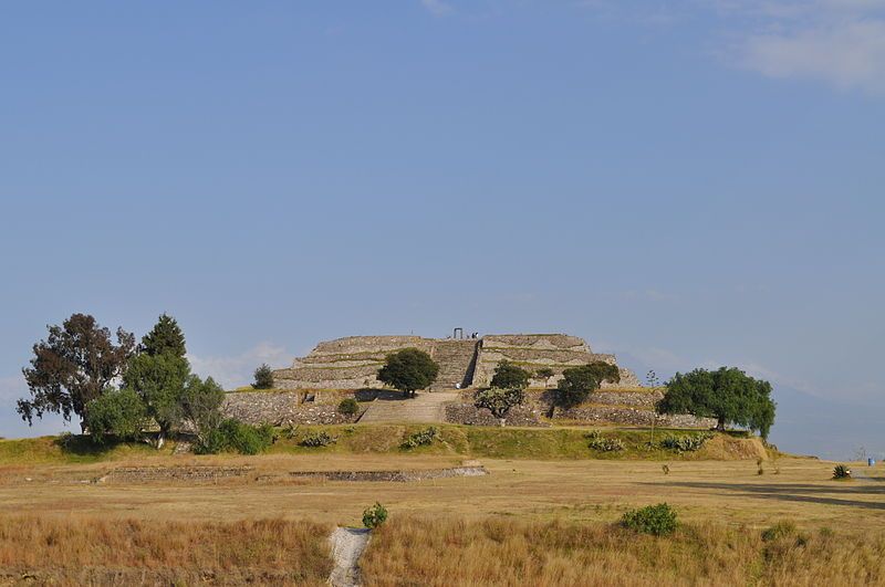 File:Paisaje pirámide.JPG