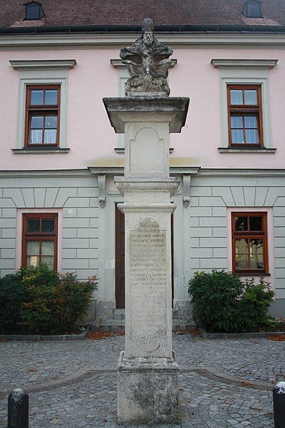 File:Pest-Dreifaltigkeitssäule in Stockerau.jpg