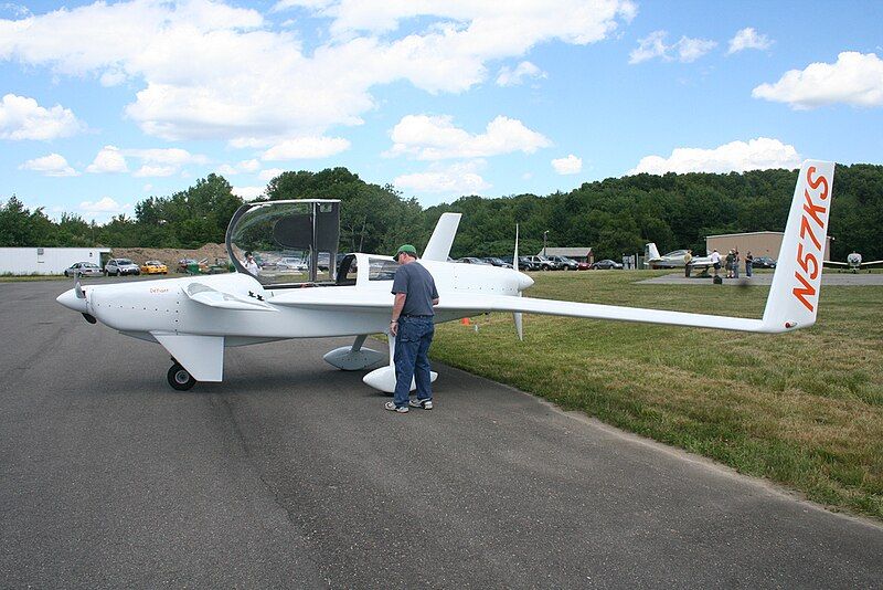 File:Rutan-Defiant-N57KS.jpg