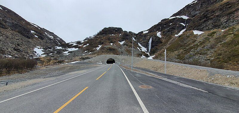 File:SkarvbergtunnelenNord.jpg