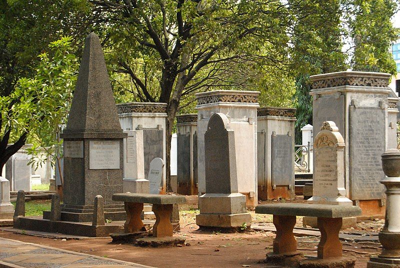 File:Tombstones taman prasasti.jpg